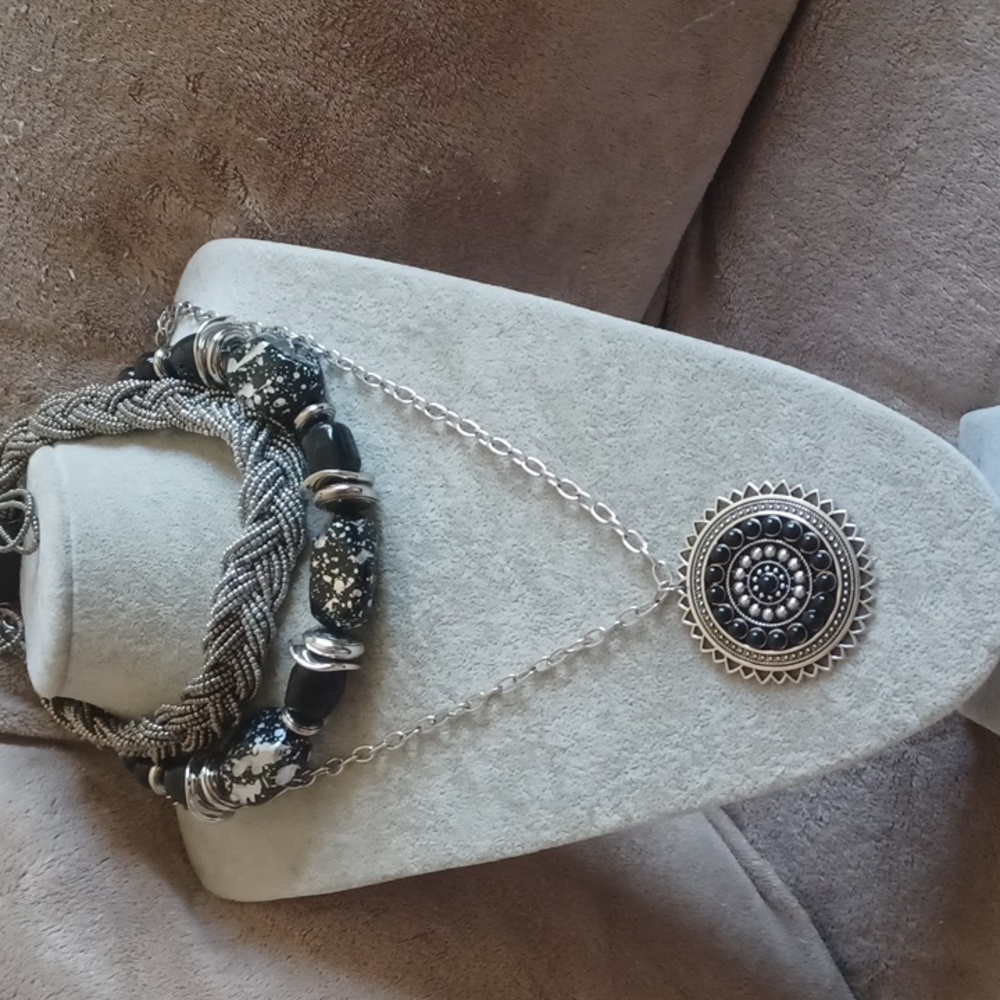Set of 3 necklaces and matching earrings